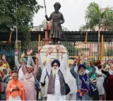 Guru Nanak Jayanti 14 Hindu Pilgrims Denied Entry to Pakistan