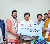 Haryana CM Saini gives Rs 1.50 crore cheque to cricketer Shafali Verma