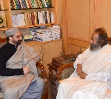 Sri Sri Ravi Shankar meets Mirwaiz Umar Farooq in Kashmir, discusses ‘interfaith harmony’
