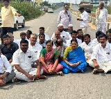 YSRCP leaders stopped from visiting Hindupur amid tension