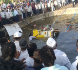Maharashtra accident pickup van falls into well 8 dead