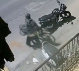 Surat woman strange bicycle theft redemption scene viral video