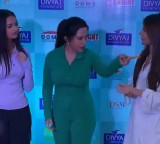 Amruta Fadnavis viral video gesturing Sreeleela to move aside