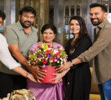 Mega praise for Maa Inti Bangaram team Chiranjeevi and Surekha gift traditional Sare to Samantha