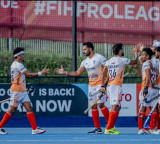 India and Pakistan players shake hands at FIH Pro League match in London