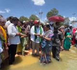Kotamreddy Sridhar Reddy leaves bread at Nellore Rottela Panduga for brother MLA seat