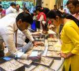 Gold prices crashing as people sell old jewelry out of fear