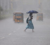 Massive 1500 km cloud wall heading towards India