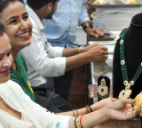 Gold, silver prices fall up to 2 pc on weak global cues