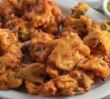 Monsoon Food Cravings Why We Feel Like Eating Hot Pakoda and Snacks in Rain