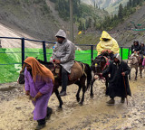 Amarnath Yatra Devotees flock as darshans cross 1lakh 60thousand mark