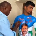 Telangana youth paints his body with CM Jagan