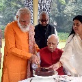 Modi goes to Advani home and convey birthday wishes