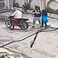 Girl fights courageously with snatcher who grabbed her phone