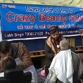 Salon owner serves farmers for free at Delhi border