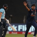 England faces pressure after losing three quick wickets