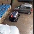 Car sinks into hole in Mumbai