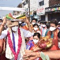 AP Minister Botsa Sathyanarayana visits Paidithalli temple along with family members