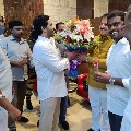 CM Jagan arrives Banglore airport to sendoff his daughter 