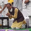MP CM Sivaraj Gets on his Knees for Votes