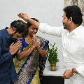 Roja met CM Jagan along with family members on her wedding anniversary 