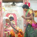 kavita offers prayers at bagyalakshmi temple