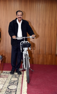 Vice President calls for promoting cycling culture and creating exclusive cycling tracks in cities