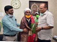 Telangana CS felicitates Padmashri awardee Kanakaraju Gussadi 