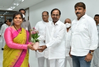 సీఎం కేసీఆర్ ను కలిసిన హైదరాబాద్ మేయర్ బొంతు రామ్మోహన్ దంపతులు