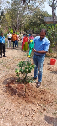 టీ-శాట్ ఆవరణలో మొక్కలు నాటిన సీఈవో శైలేష్ రెడ్డి