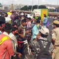 Police Lathi Charge on Migrant Labour In Tadepalli