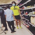 Allu Arjun buys groceries at a supermarket like a commoner