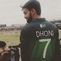 Pakistani seen wearing Dhoni jersey in PSL